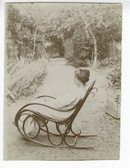 photographie de Maria Van Rysselberghe, assise sur un rocking-chair, chez Francis Vielé-Griffin