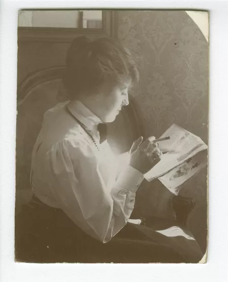 photographie de Maria Van Rysselberghe, assise, lisant, chez Francis Vielé-Griffin