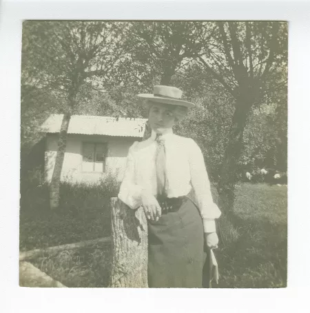 photographie de Maria Van Rysselberghe, accoudée à un tronc d'arbre, juillet-août 1904