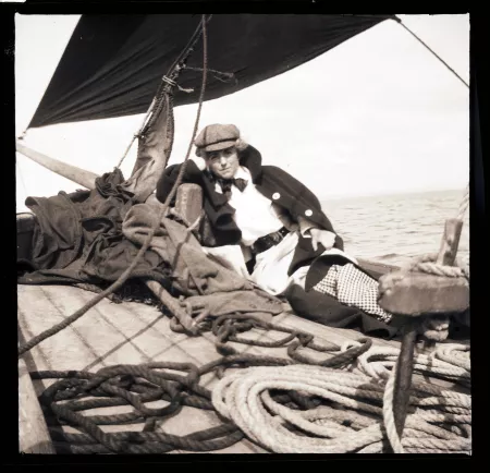 photographie de Maria Van Rysselberghe, couchée sur un bateau, juillet-août 1904