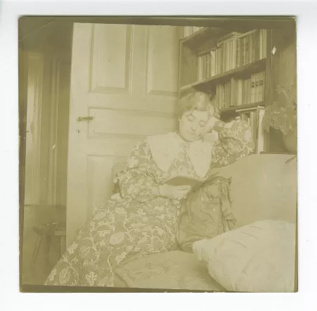 portrait photographique de Maria Van Rysselberghe, assise, lisant, juillet 1903