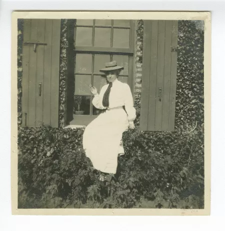 portrait photographique de Maria Van Rysselberghe, assise dans l'embrasure d’une fenêtre de la villa Robinson, chez les Flé, août 1906