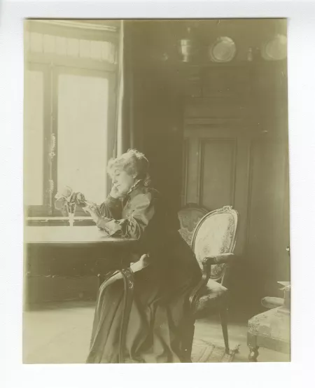 photographie de Maria Van Rysselberghe chez les Weber, à Douna, lors du mariage de Marie-Anne Weber et Jules Delacre le 10 avril 1907