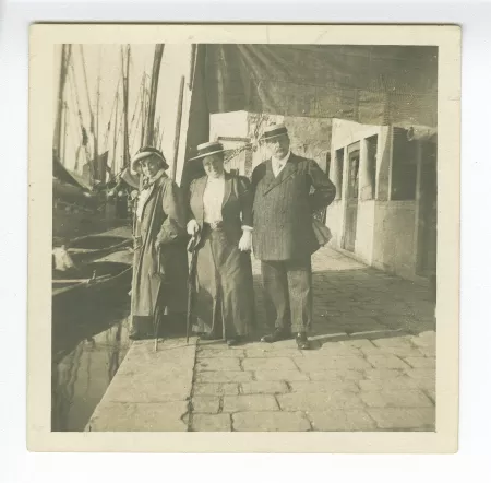 photographie montrant, de gauche à droite, Maria Van Rysselberghe, Madeleine Maus et Octave Maus, au bord d'un canal, mai 1909
