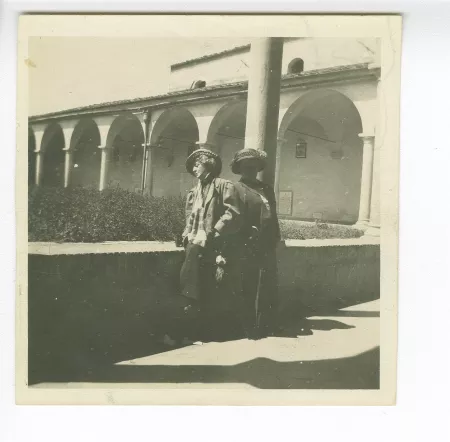 photographie de Maria Van Rysselberghe, à gauche, et Madeleine Maus au couvent San Marco dans un cloître, avril 1909