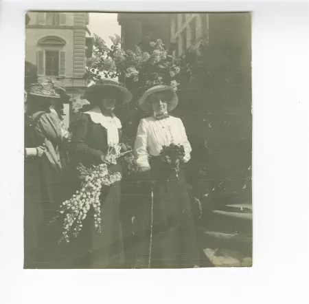 photographie de Maria Van Rysselberghe, à droite, et Élisabeth Van Rysselberghe, au marché aux fleurs (Loggia del Mercato Nuovo, ou Loggia del Porcellino), avril 1909