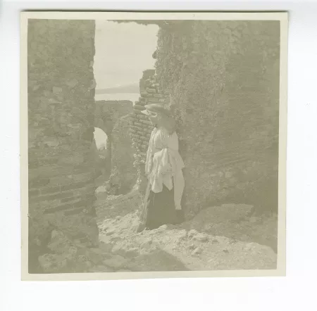 photographie de Maria Van Rysselberghe, debout dans les ruines du théâtre de Taormina, décembre 1908