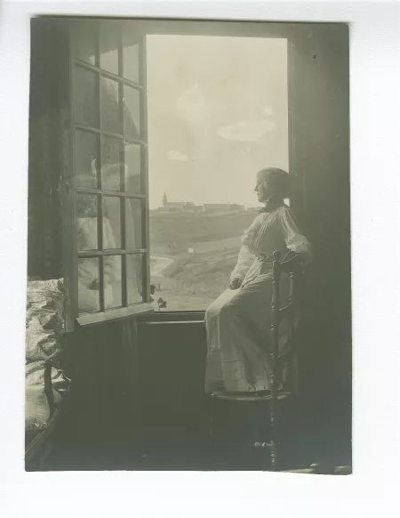 portrait photographique de Maria Van Rysselberghe, assise dans l'embrasure d'une fenêtre, villa Robinson, chez les Flé