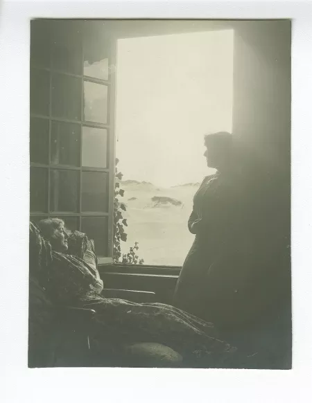 photographie de Maria Van Rysselberghe, allongée, et Laure Flé, villa Robinson, chez les Flé
