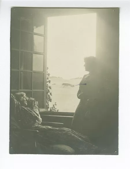 photographie de Maria Van Rysselberghe, allongée, et Laure Flé, villa Robinson, chez les Flé, août 1909