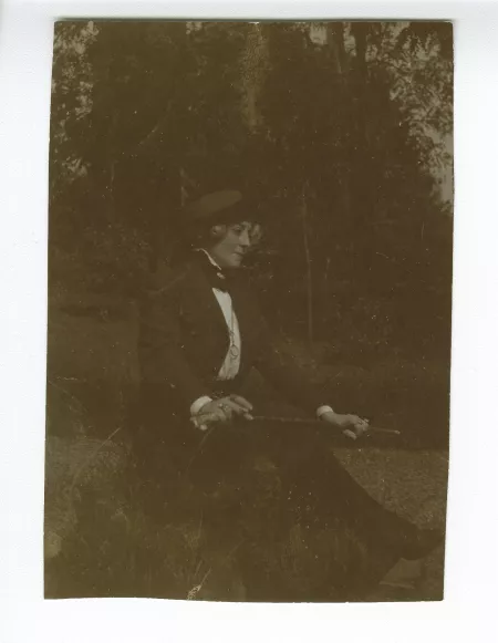 photographie de Maria Van Rysselberghe, assise, avec une cravache