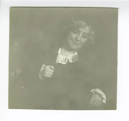 portrait photographique en buste de Maria Van Rysselberghe, de face