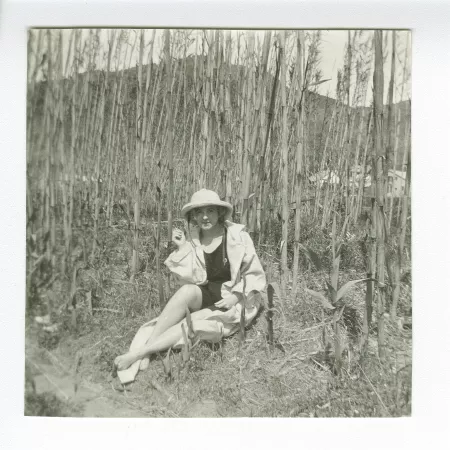 photographie de Maria Van Rysselberghe, assise parmi les roseaux, à Saint-Clair