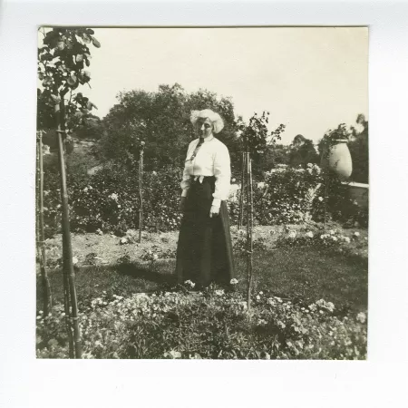 photographie de Maria Van Rysselberghe, dans le jardin de la villa de Saint-Clair