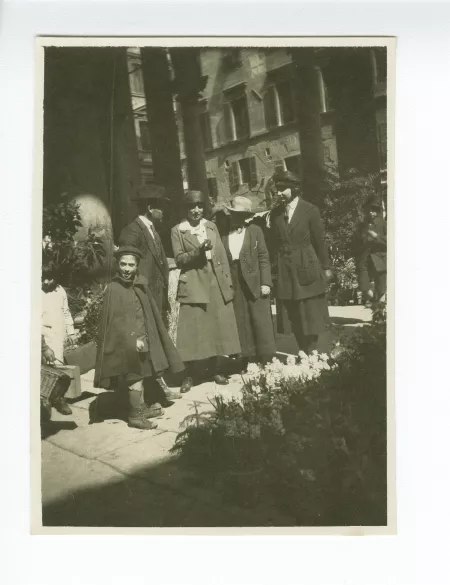 photographie où l'on reconnaît, de droite à gauche, Andrée Mayrisch, Maria Van Rysselberghe et Élisabeth Van Rysselberghe, au marché aux fleurs (Loggia del Mercato Nuovo, ou Loggia del Porcellino), février-mars 1920