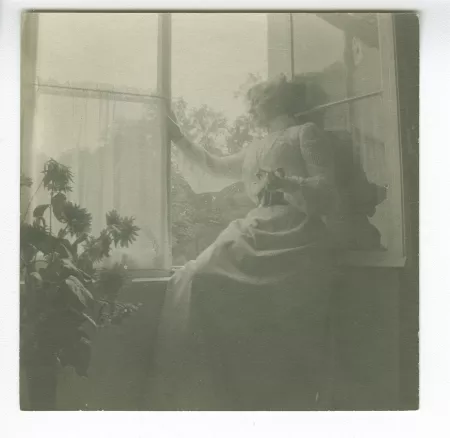 photographie de Maria Van Rysselberghe, assise sur le rebord d'une fenêtre