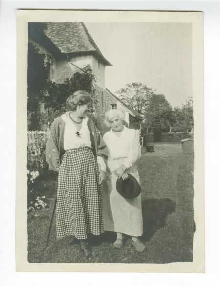 photographie de Maria Van Rysselberghe, tenant un chapeau, et Suzanne Schlumberger, dans un jardin