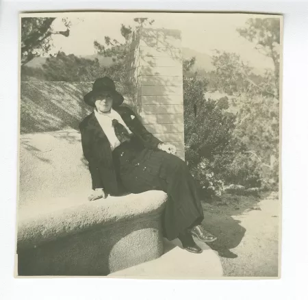 photographie de Maria Van Rysselberghe, tenant un chapeau, et Suzanne Schlumberger, dans le jardin de sa propriété de Braffye (ancienne ferme du château du Val Richer)