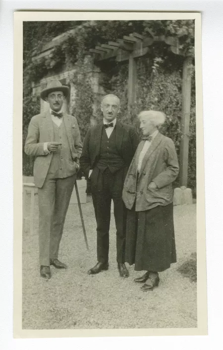 photographie de Maria Van Rysselberghe, André Maurois, au centre, et Raymond Ceillier [?], aux décades de Pontigny, août 1924
