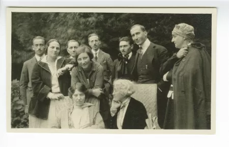 photographie où l'on reconnaît, de gauche à droite, assises au premier rang, Hope Mirrlees et Maria Van Rysselberghe, derrière elles Anne Heurgon-Desjardins et Andrée Mayrisch, Aline Mayrisch, première debout à droite, et Pierre Viénot derrière au centre,