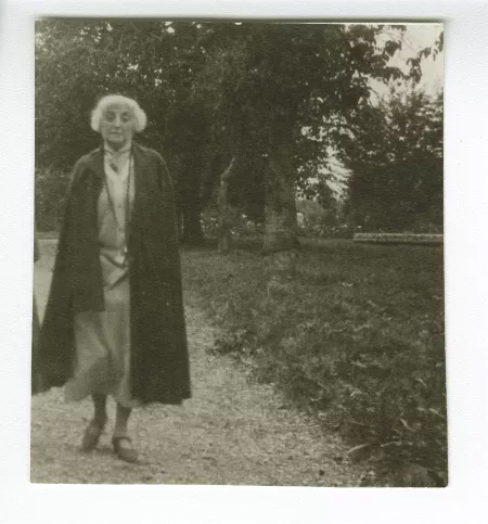 photographie de Maria Van Rysselberghe, marchant dehors, aux décades de Pontigny