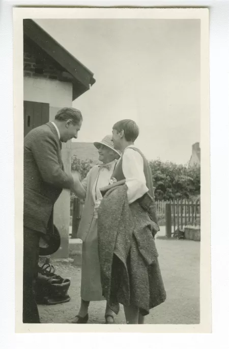 photographie montrant, Roger Martin du Gard, Maria Van Rysselberghe et Élisabeth Van Rysselberghe, à la gare de Pontigny, août 1926