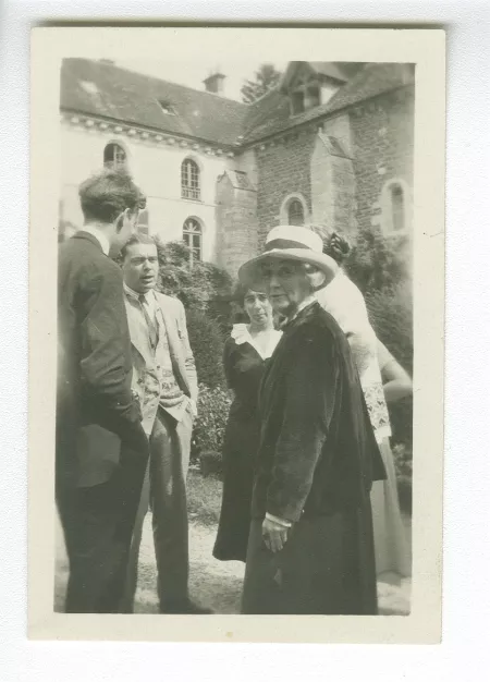 photographie montrant, de gauche à droite, Jean Fayard (de dos), Ramon Fernandez, une personne non identifiée et Maria Van Rysselberghe, aux décades de Pontigny, août 1925