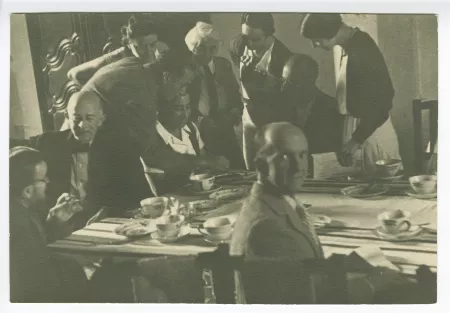 photographie où l'on reconnaît Maria Van Rysselberghe, debout au centre (cheveux blancs), Roger Martin du Gard, assis à droite, et Jean Schlumberger, assis (deuxième à gauche), parmi d'autres personnes, aux décades de Pontigny, août 1934