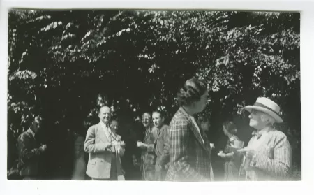 photographie où l'on reconnaît, à l'extrême droite, Maria Van Rysselberghe, avec d'autres personnes, aux décades de Pontigny, août 1938