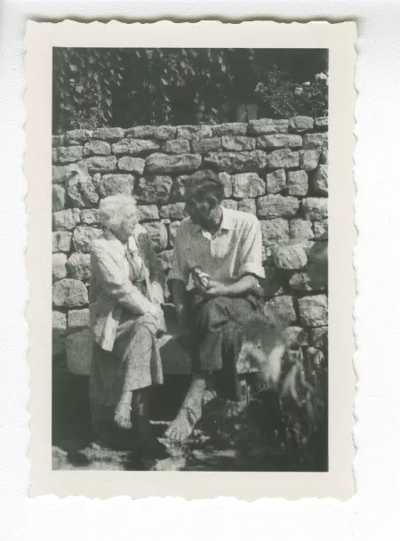 photographie de Maria Van Rysselberghe et Pierre Herbart, assis sur un banc, septembre 1949