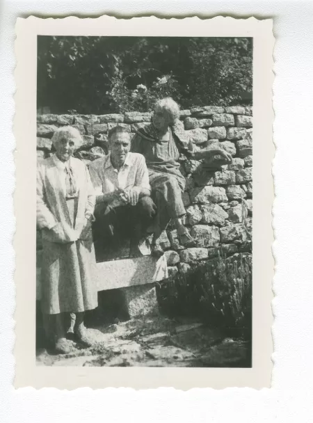 photographie montrant, de gauche à droite, Maria Van Rysselberghe, Pierre Herbart et Élisabeth Van Rysselberghe, septembre 1949