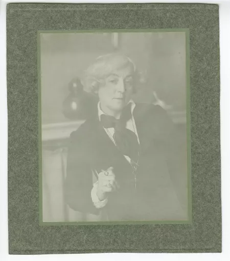portrait photographique en buste de Maria Van Rysselberghe, assise