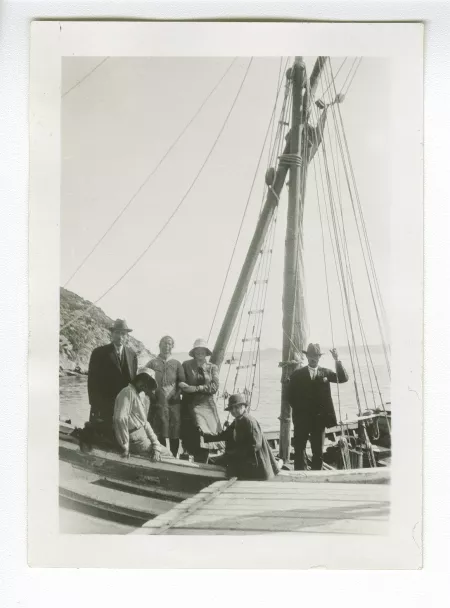 photographie où l'on reconnaît Élisabeth Van Rysselberghe, assise à gauche, Maria Van Rysselberghe assise au milieu, et Enid McLeod (debout au centre), parmi d'autres personnes, avril 1931