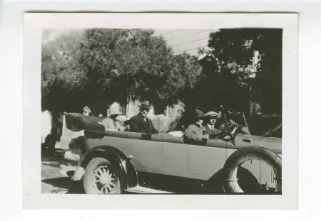 photographie où l'on reconnaît Maria Van Rysselberghe, devant au volant dans une voiture, parmi d'autres personnes, avril 1931