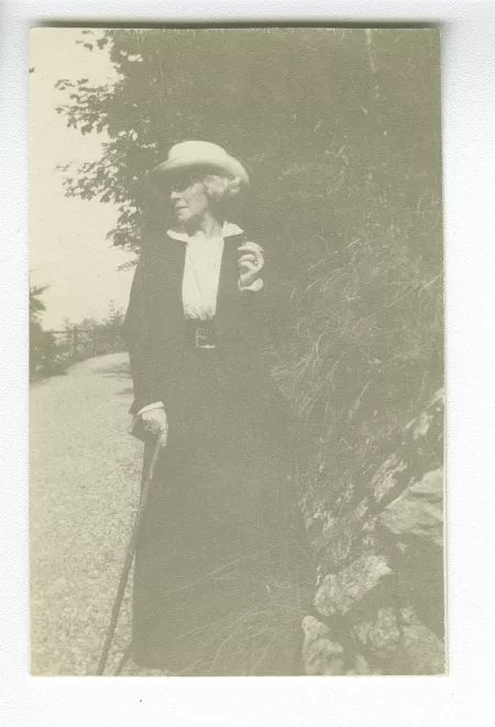 portrait photographique en pied de Maria Van Rysselberghe, en extérieur, septembre 1915