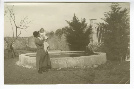 photographie de Maria Van Rysselberghe tenant dans ses bras Catherine Gide, à la Bastide Franco, mars 1924