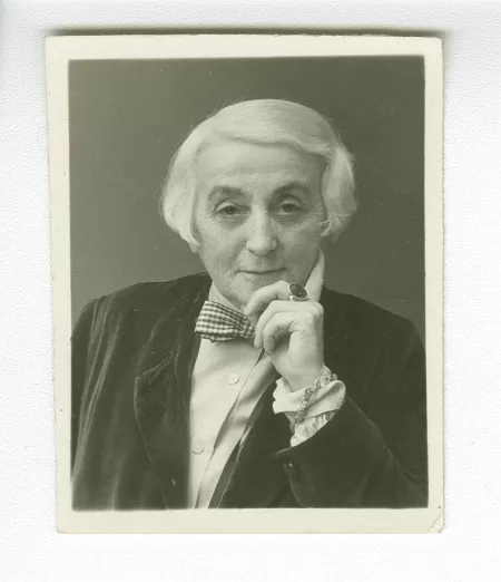 portrait photographique en buste de Maria Van Rysselberghe, de face, décembre 1933