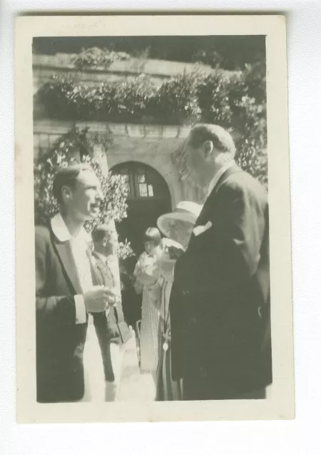 photographie montrant, de gauche à droite, Bernard Maupoil [?], Maria Van Rysselberghe et Roger Martin du Gard, avec d'autres personnes, aux décades de Pontigny, août 1930