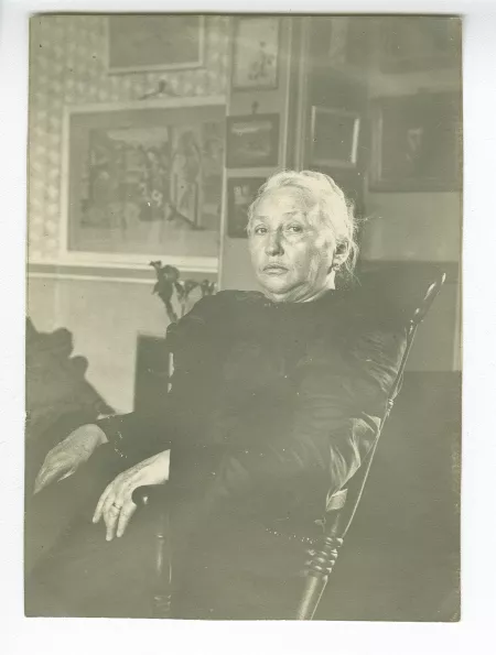 portrait photographique de Sylvie Monnom, mère de Maria Van Rysselberghe, assise dans le salon de la maison de Théo Van Rysselberghe