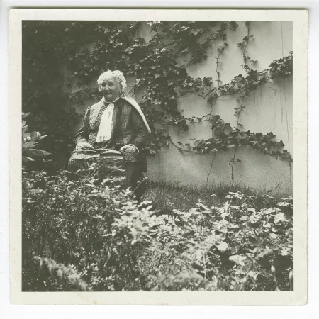 photographie de Sylvie Monnom, mère de Maria Van Rysselberghe, assise dans un jardin, juin 1914