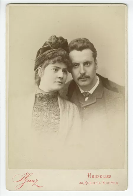 portrait photographique en buste d'Hector Monnom, frère de Maria Van Rysselberghe, et de sa future épouse Marie Amoré, février 1886