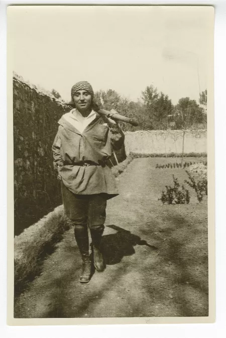 photographie d'Élisabeth Van Rysselberghe, portant une pelle, à la Bastide Franco, mars 1924