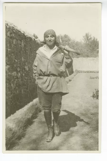 photographie d'Élisabeth Van Rysselberghe, portant une pelle, à la Bastide Franco, mars 1924