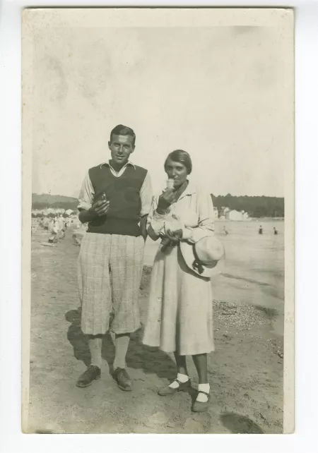 photographie-carte postale d'Élisabeth Van Rysselberghe et Pierre Herbart, sur la plage