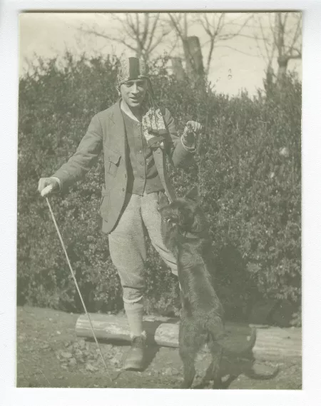 portrait photographique en pied d'André Allégret, avec le chien Niska, à la Bastide Franco, février 1921