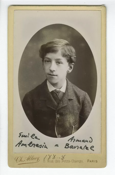 portrait photographique en buste d'Émile Ambresin, adolescent