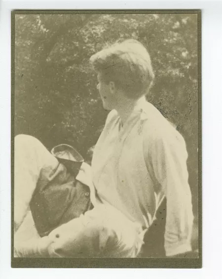 photographie de Rupert Brooke, de dos 