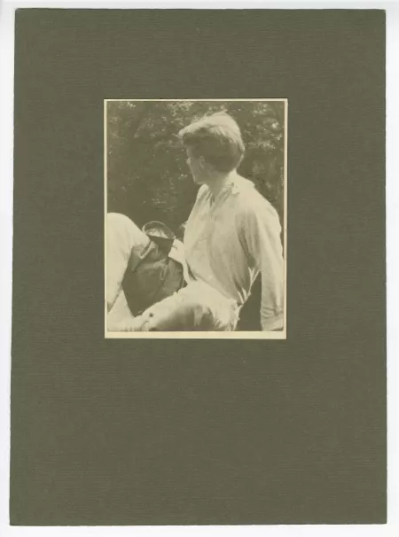 photographie de Rupert Brooke, de dos 