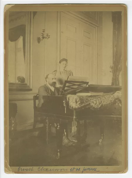 photographie d'Ernest Chausson, au piano, et son épouse Jeanne Chausson, dans leur appartement parisien