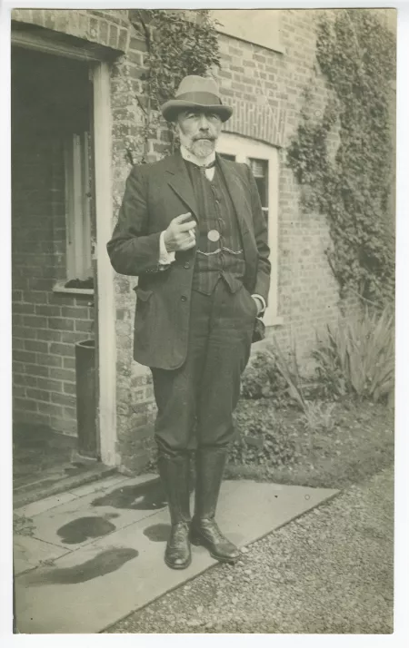 portrait photographique en pied de Joseph Conrad, devant Capel House